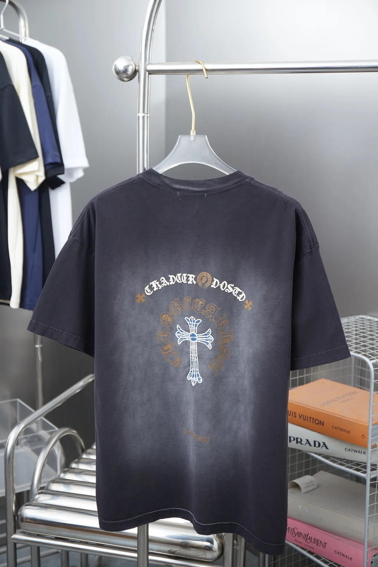 🅿️220 Chrome Hearte 25SS early spring new model, denim patch contrasting letter logo printed short sleeves, light luxury, essential item for daily commuting for men and women, correct version, welcome to compare, detailed features · 280g 100% pure cotton double yarn jersey fabric · Custom dyed in the same cylinder, special thickened 32 count double-strand 1X1 thread · Cut denim splicing ➕ three-dimensional thick plate ➕ white ink direct-injection printing. Ready-made garments are dyed, then faded and fried with snowflakes, then washed to make them look old. Common washing improves the effect · Double-needle stitching across seams · Original main mark, washed tag, branded moisture-proof paper packaging Color: black/blue/white Size: S/M/L/XL